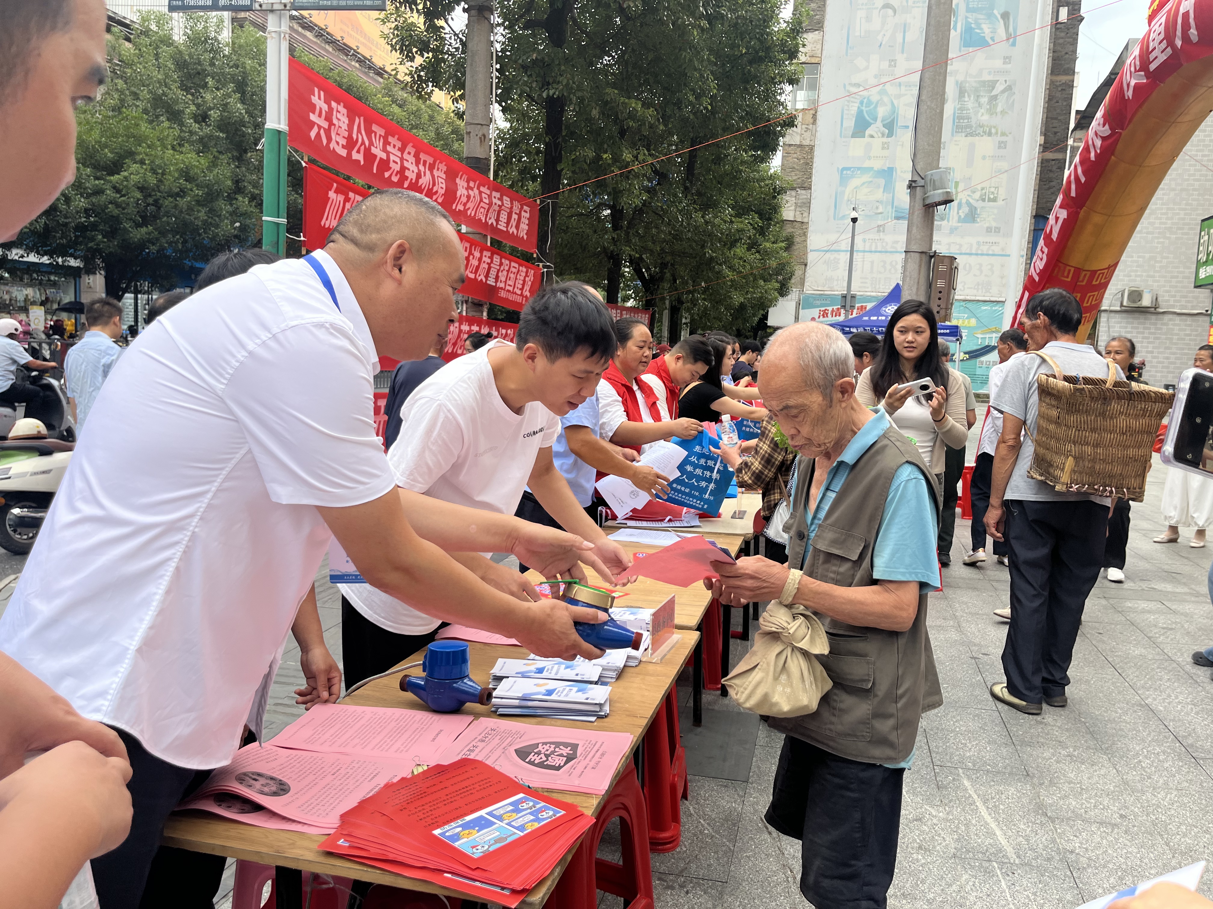 三穗潤穗水務公司開展“質量月”集中宣傳活動